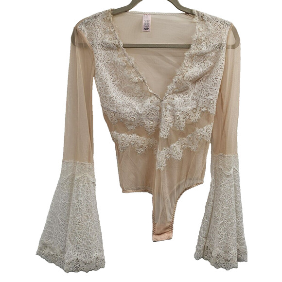 Victoria’s Secret Bodysuit XS Nude Lace Bell Sleeve Coquette Coastal Boho Chic - Picture 11 of 11